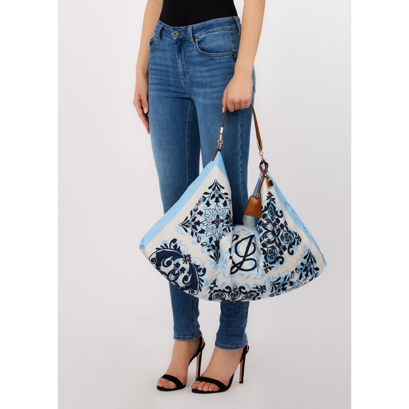 Borsa shopper estiva azzurra con stampa decorativa: il trend moda donna primavera estate